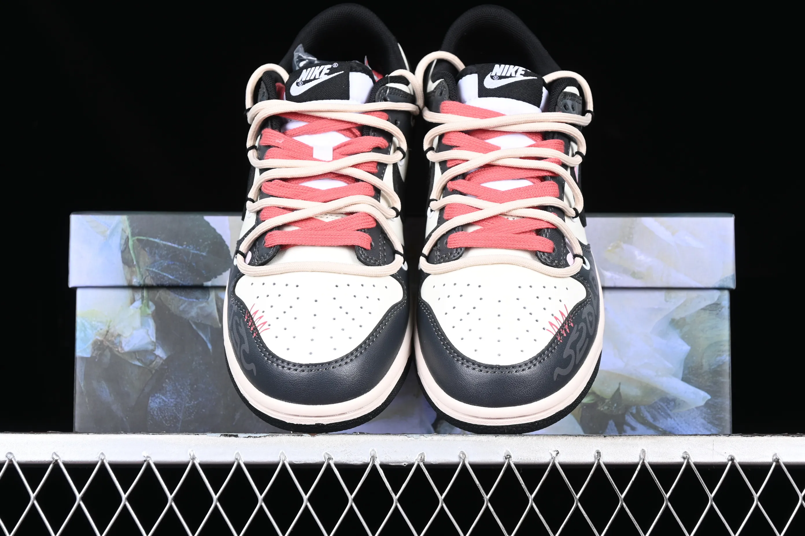 All Categories Nk SB Dunk Series Nk SB Dunk Low Low-top sneakers Nk Dunk Low Panda Prank Psychedelic Love Panda Distressed SB strap low-top casual sneakers DD1391-100